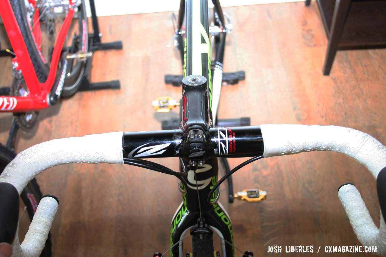 A Zipp Service Course cockpit adorns Powers bike, atop a tapered fork ©Josh Liberles