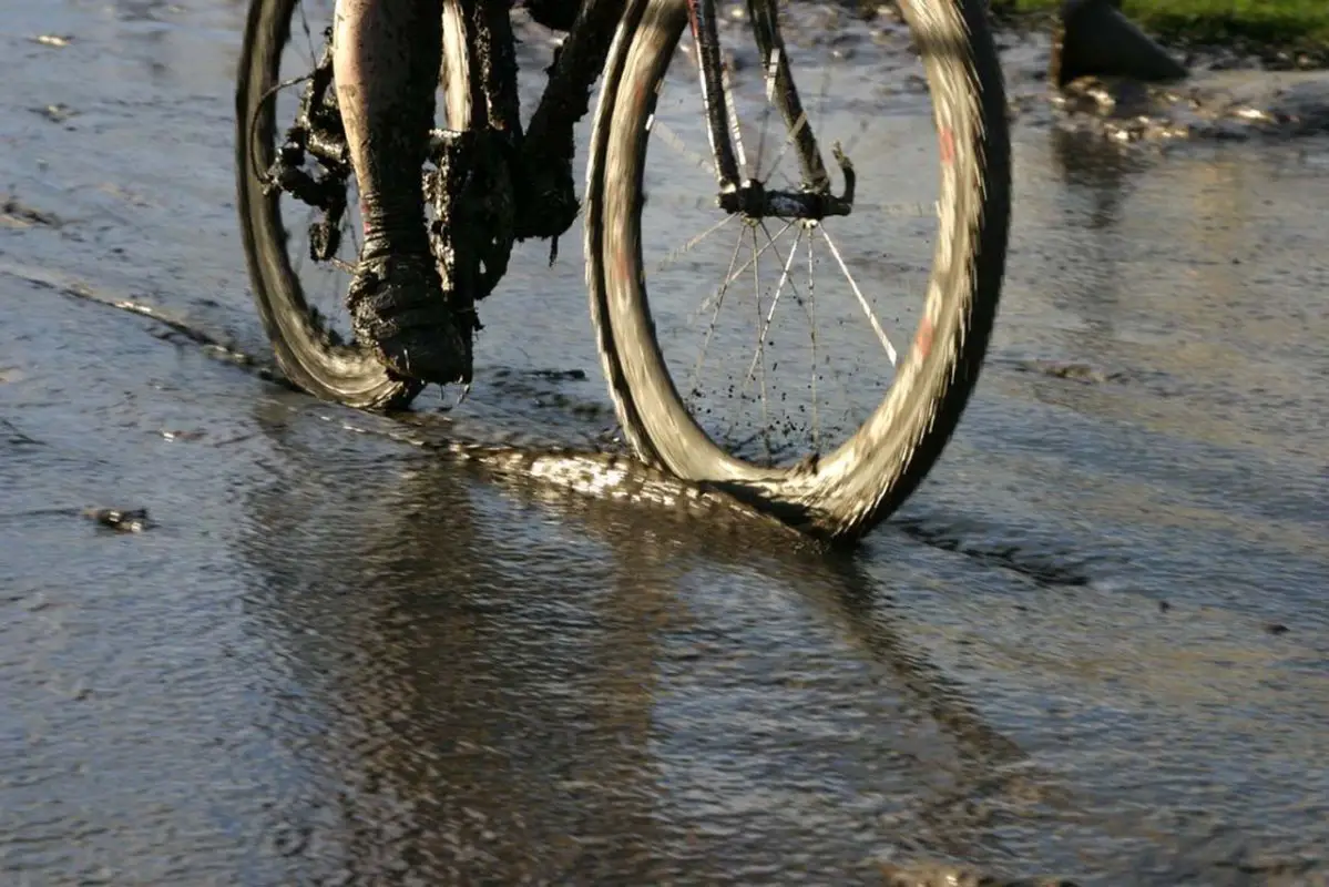 Cutting through the mud © Dave Roth