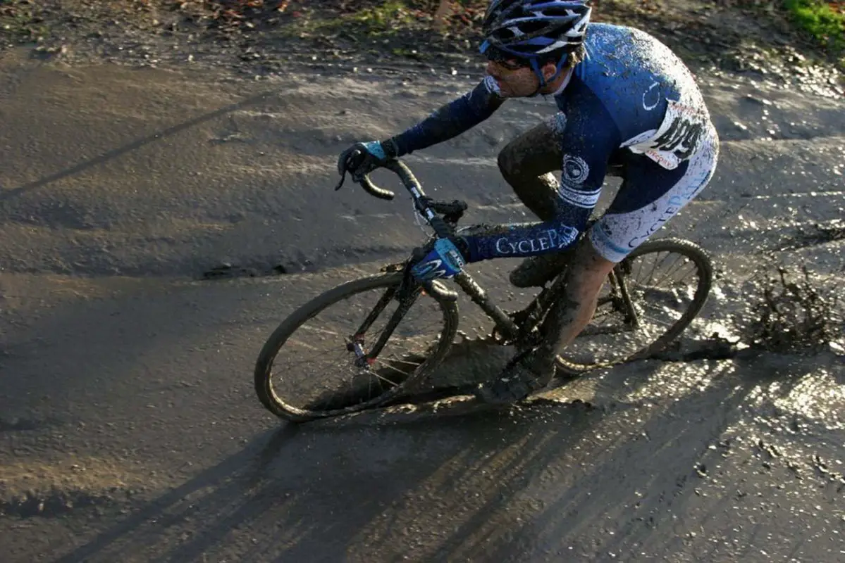 A Cyclepath rider churns the mud © Dave Roth