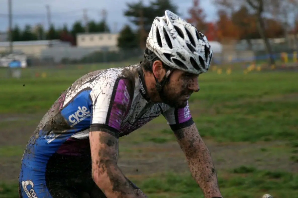 Colin Rowan pushes on © Dave Roth