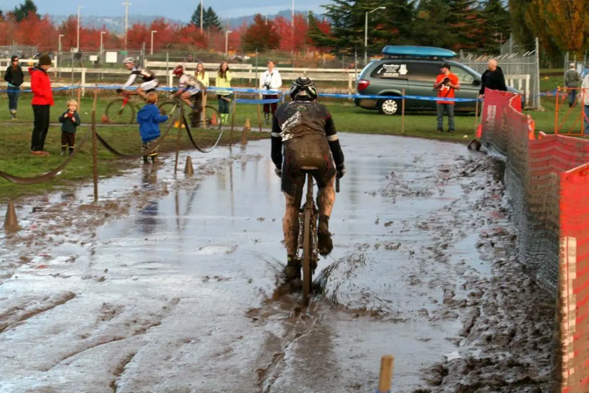 Through the mud, past the pits © Dave Roth