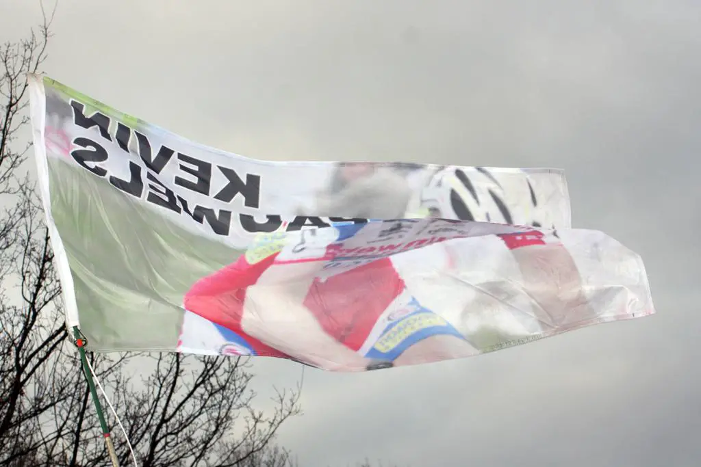 A flag exhorting Pauwels to victory. ©Bart Hazen