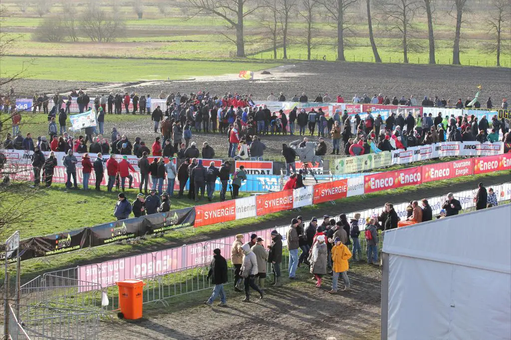 An early shot of the course and spectators. © Thomas van Bracht