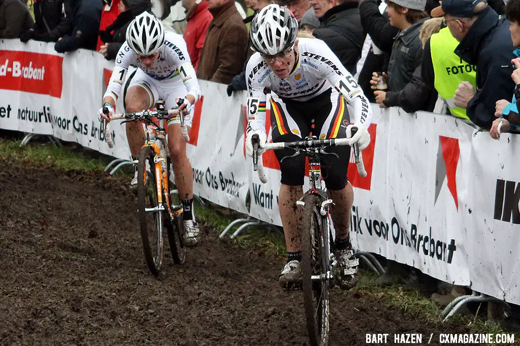 Hanka Kupfernagel and Marianne Vos seek a way through the mud