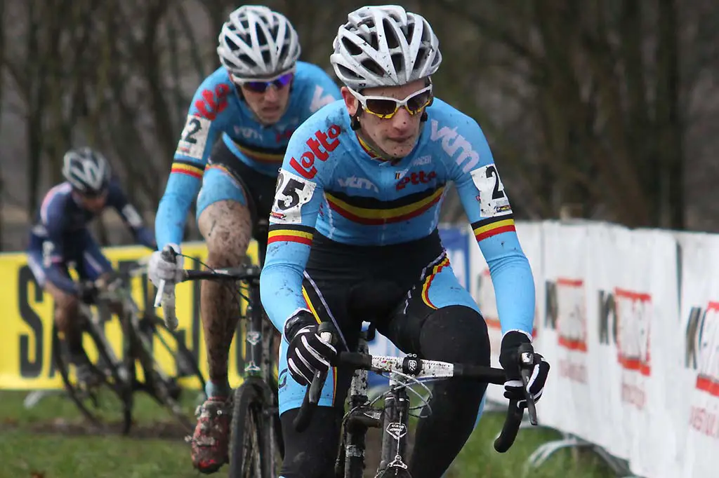 Yorben van Tichelt leads a teammate through the course. © Bart Hazen