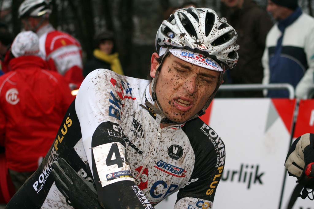 Enrico Franzoi shows the pain of racing the World Cup ? Bart Hazen