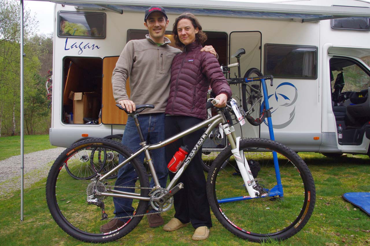 Broderick and McConeloug pose with a Seven 29er ? Jonas Bruffaerts