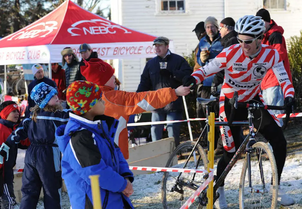 The hupcake handouts were especially popular. ? Natalia McKittrick | Pedal Power Photography | 2009