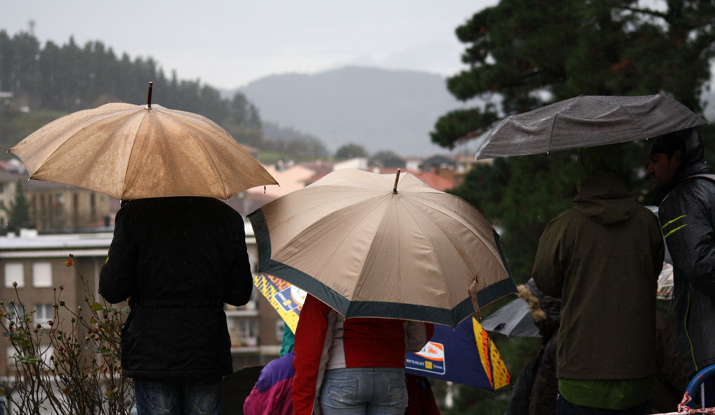 Fans await the start of a sloppy World Cup © Cyclocross Magazine