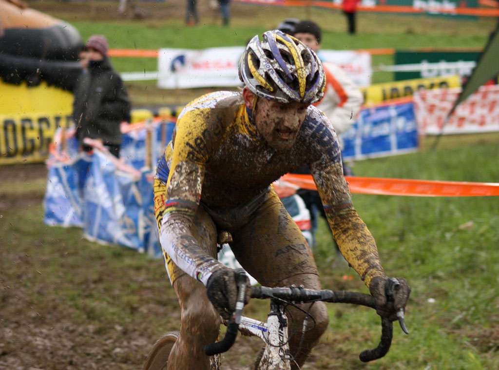 Bart Wellens powers through the mud in Igorre © Cyclocross Magazine