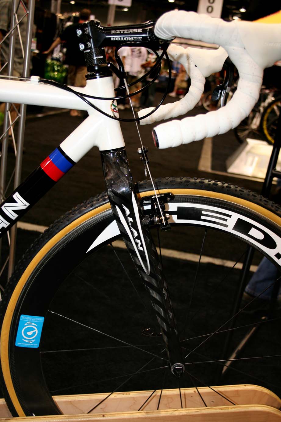 While this bike had Alan\'s all-carbon fork, Stellina typically s