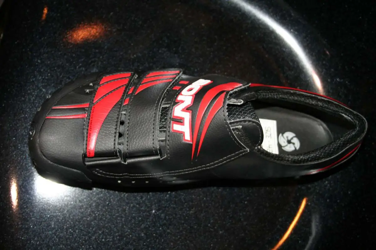 The Commuter Two adds 50g per shoe, sheds $100 per pair and has a third velcro instead of ratchet strap © Josh Liberles