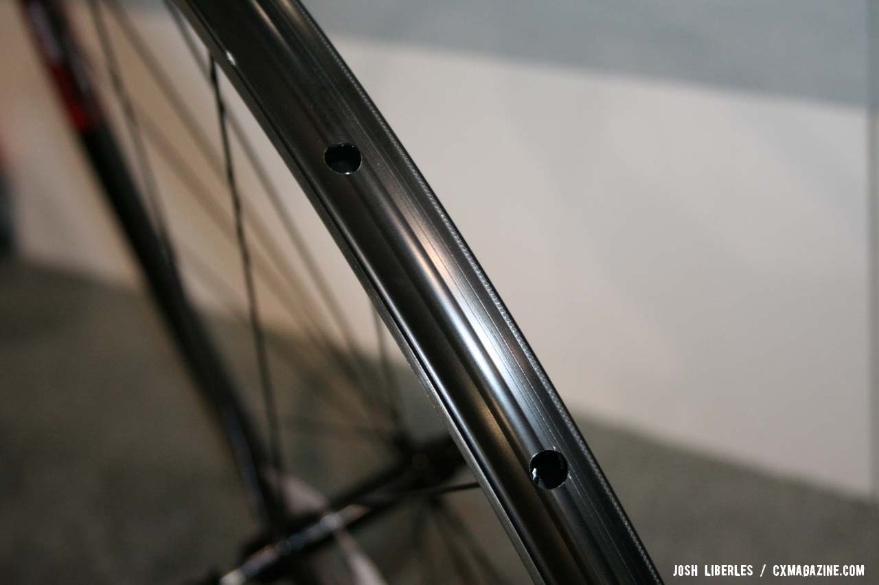 The tubular rim provides a gluing surface almost a full inch wide. © Cyclocross Magazine