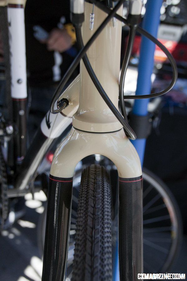 The Viaje uses a tapered steerer and carbon fork.  © Cyclocross Magazine