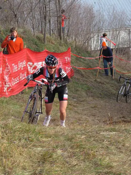 Krasniak runs the hill at Jingle Cross Day 3. © Elisabeth Reinkoldt