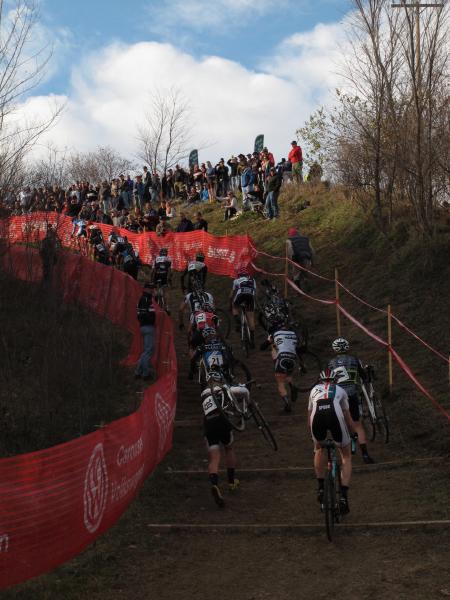 The men head up the hill together in the first lap. © Elisabeth Reinkordt