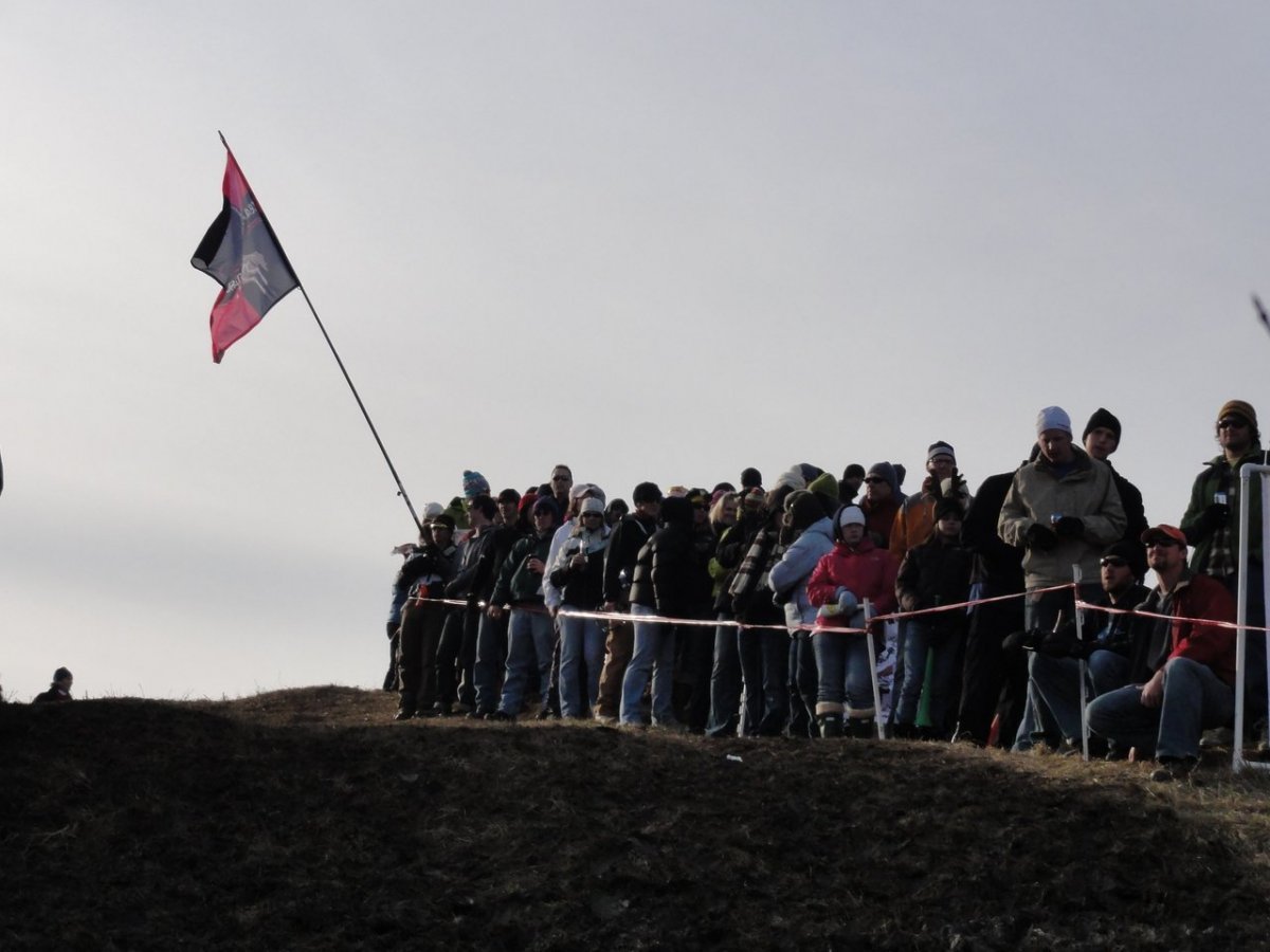 Top of Mt Krumpit. Fans waiting for leaders to ascend © Kate Hannah