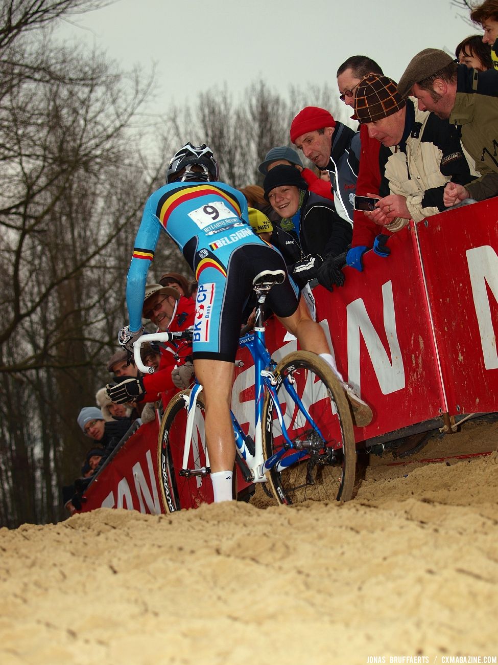 Niels Albert powers through the sand. © Jonas Bruffaerts