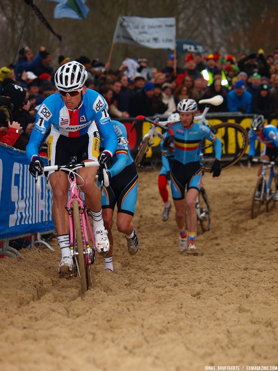 Stybar chooses to ride as the others run up the sand dunes © Jonas Bruffaerts