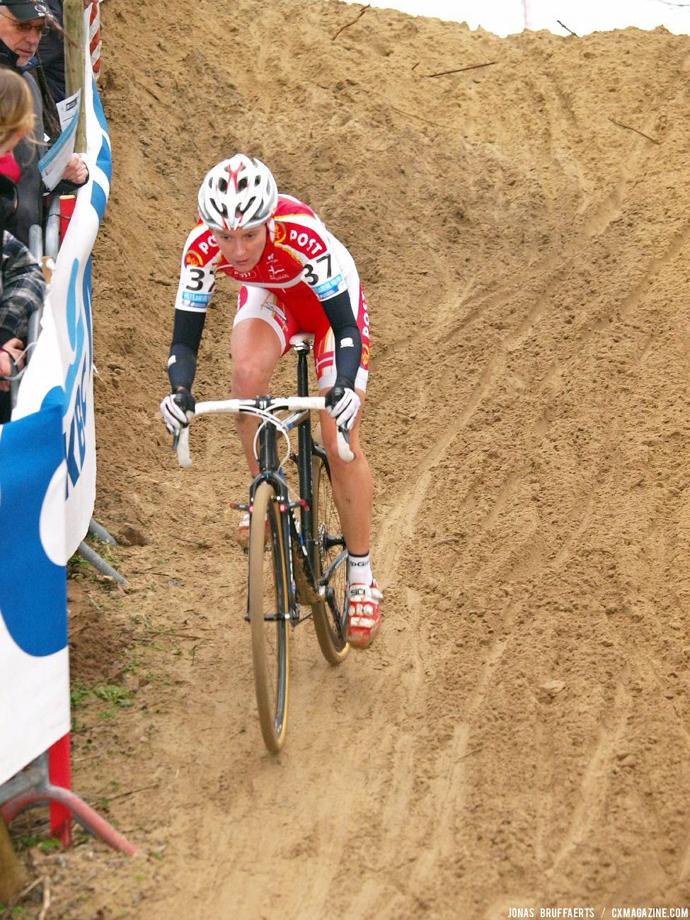 Nikoline Hansen handles a treacherous downhill. © Jonas Bruffaerts