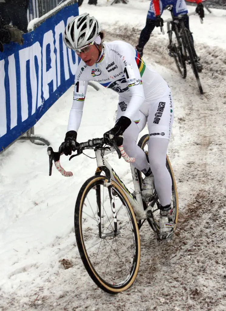 Who says the step-through is dead? World champ Vos gets ready to dismount. ? Bart Hazen