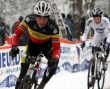 Sven Nys races to keep up with Meeusen. © Bart Hazen