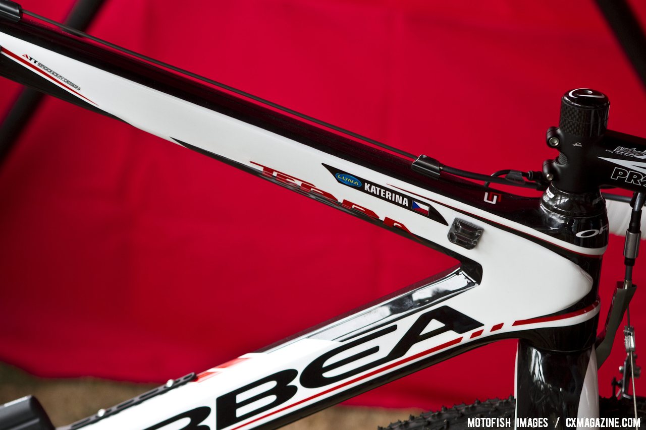 Katerina Nash\'s Orbea Terra cyclocross bike has right-sided top tube shift cable housing routing. © Motofish Images