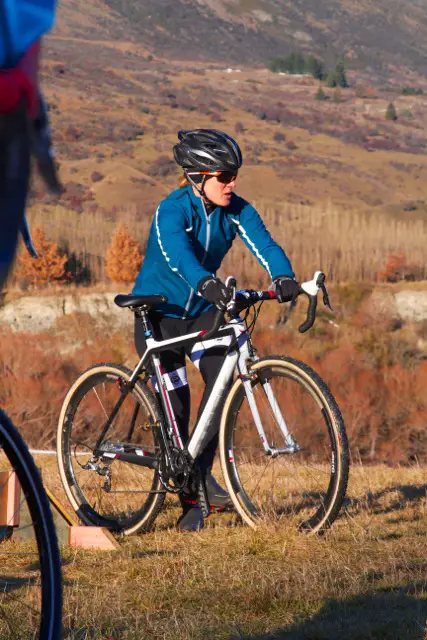 Compton showed new and old riders the cyclocross ropes. © Mark Legg-Compton