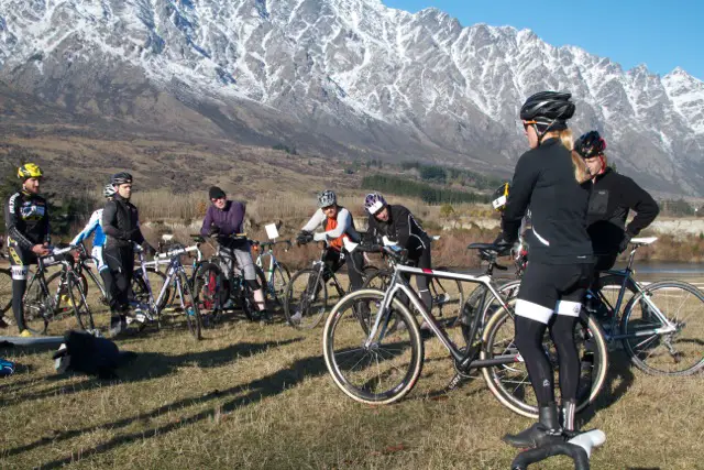 Compton showed new and old riders the cyclocross ropes. © Mark Legg-Compton