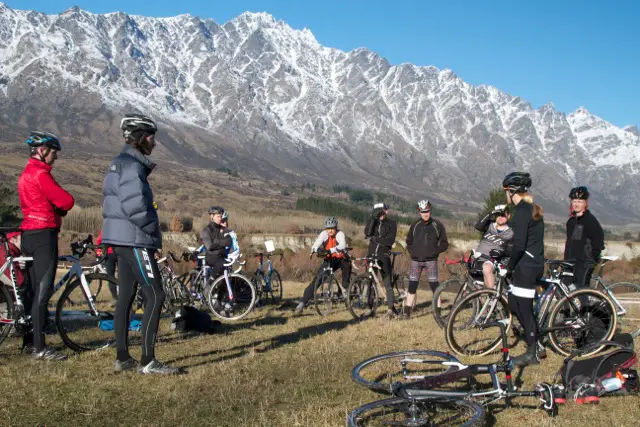 Compton showed new and old riders the cyclocross ropes. © Mark Legg-Compton