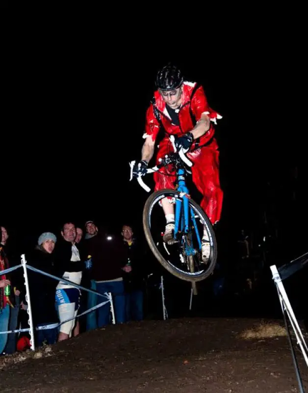 Riders tackled the tabletop every lap © Yuebi Yang