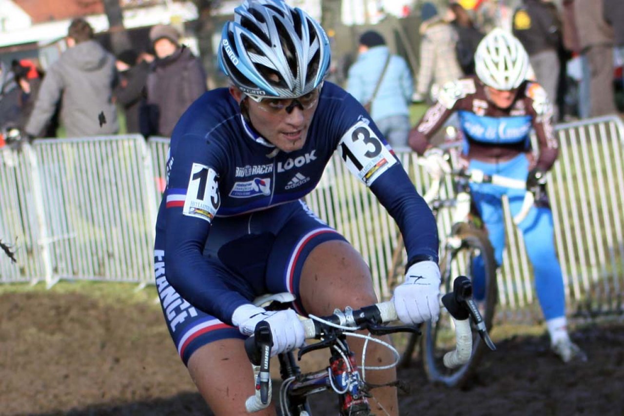 Nadia Triquet works through the mud in Koksijde. © Bart Hazen 