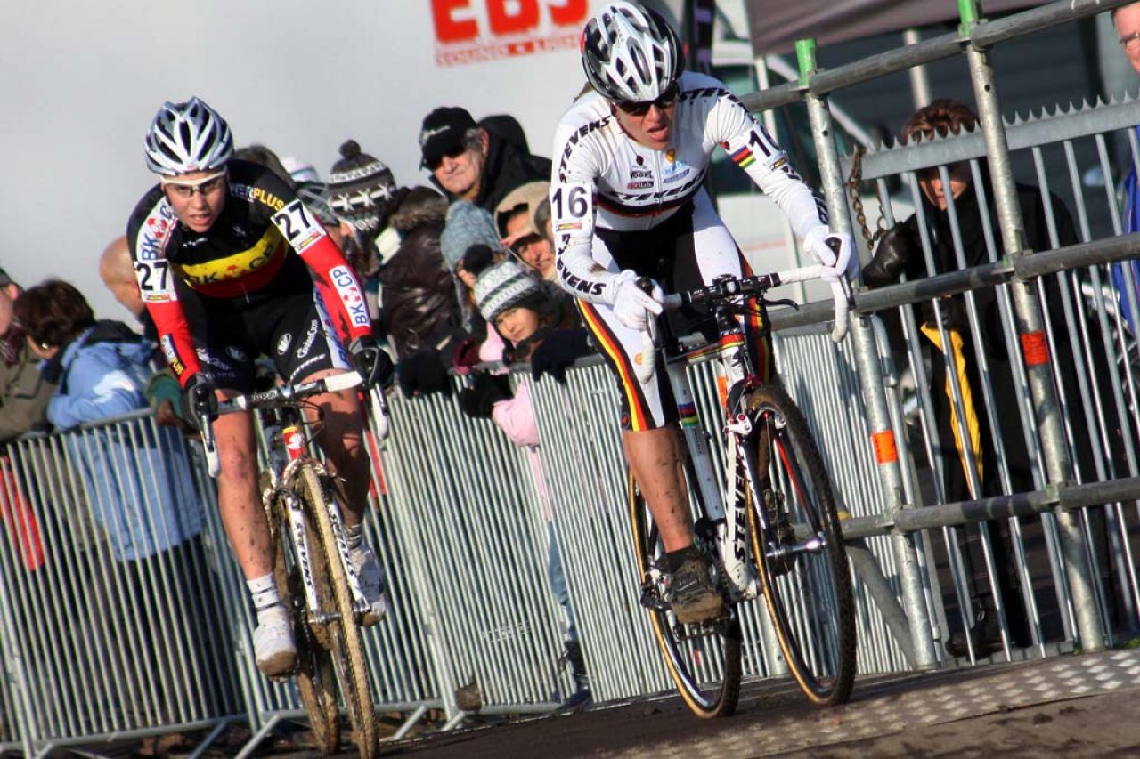 Kupfernagel (l) leads Sanne Cant through the pavement. © Bart Hazen 