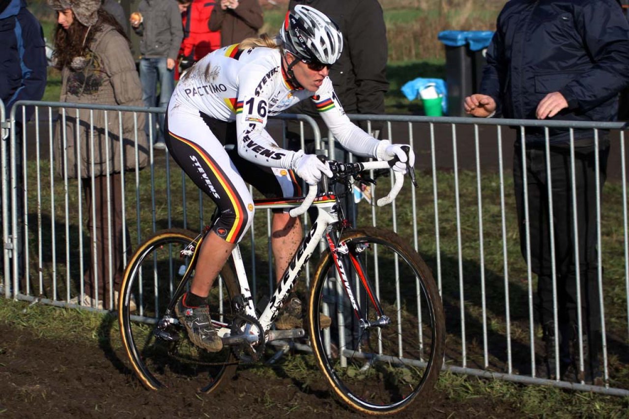 Hanka Kupfernagel powers through the mud in Koksijde. © Bart Hazen 