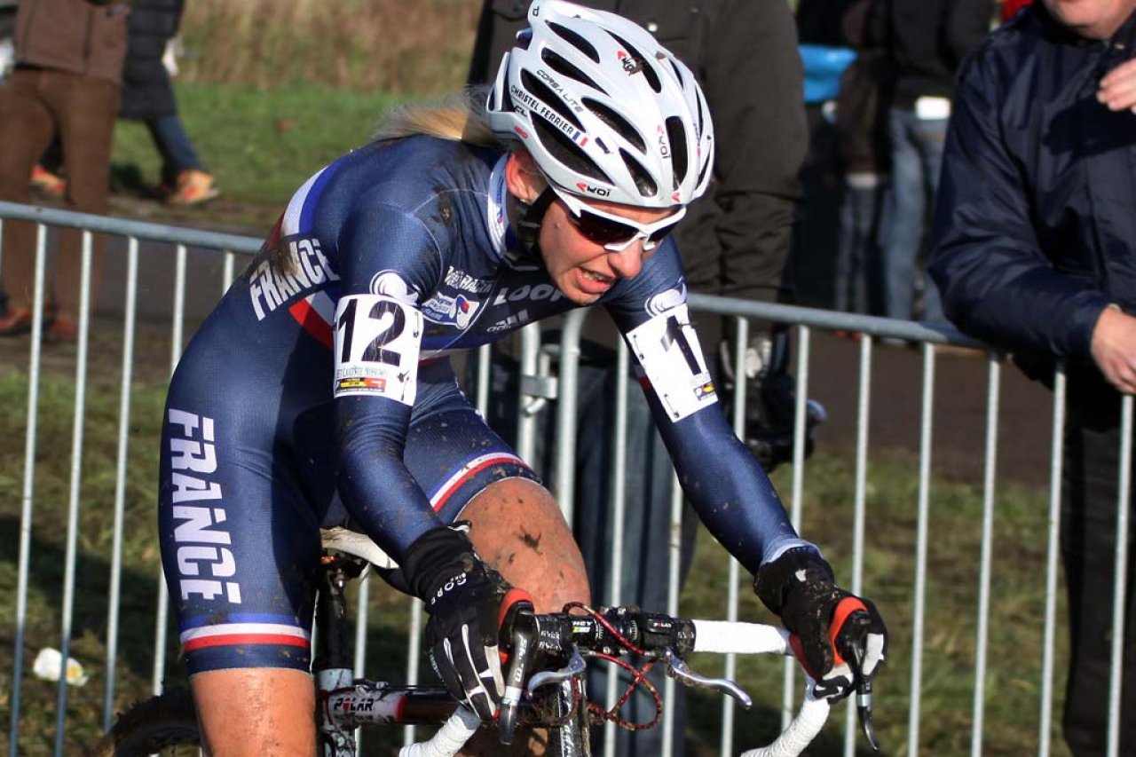 Ferrier-Bruneau rides the mud in Koksijde. © Bart Hazen 