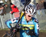 Gabby Day shoulders the bike in Koksijde. © Bart Hazen 