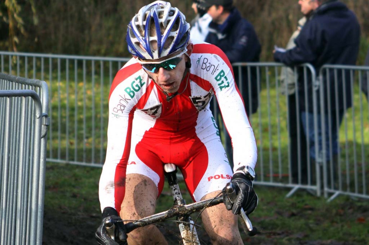 Marek Konwa rides through the slop in Koksijde. © Bart Hazen