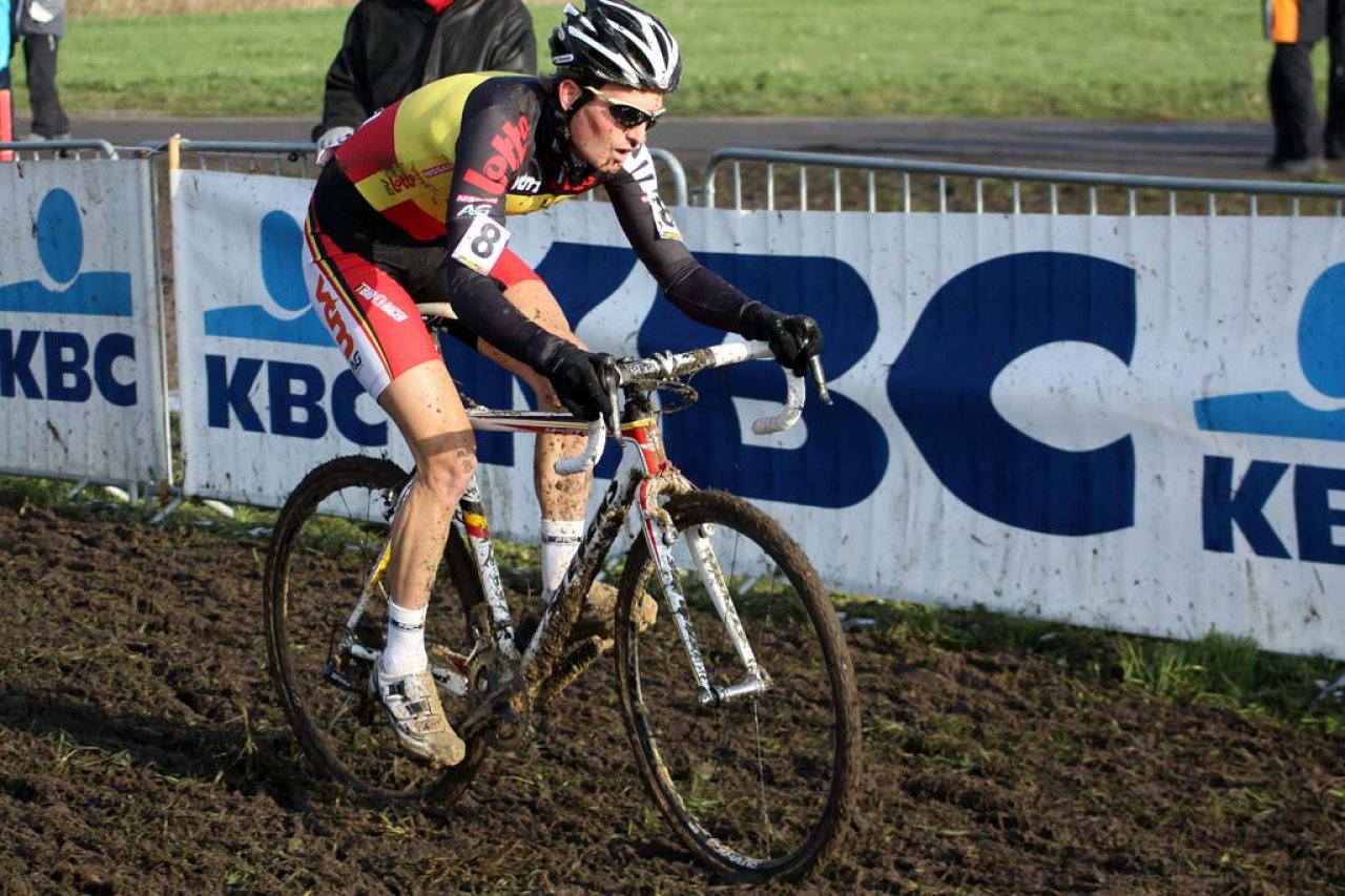 Aernouts works through the mud in Koksijde. © Bart Hazen