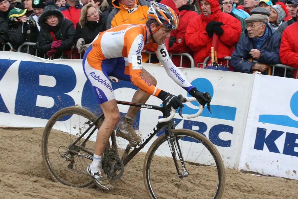 Bart Aernouts powers through the sand. ? Bart Hazen