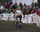 The crowd urges Wellens through the mud © Bart Hazen