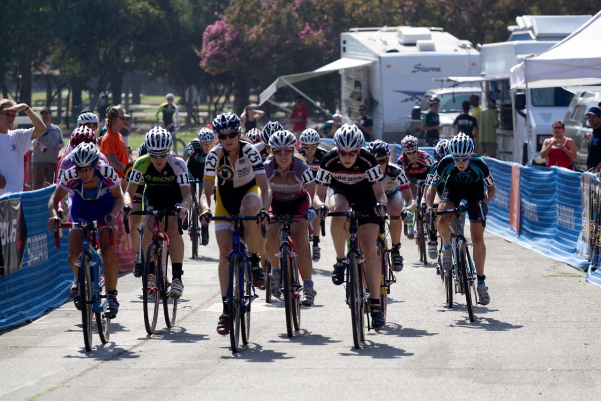 The women's field charges off the line © Mark Colton