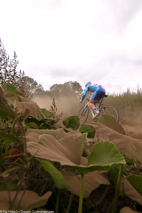 Pete Groblewski (Gentle Lovers) winds through the dusty farm road  © Oregon Cycling Action