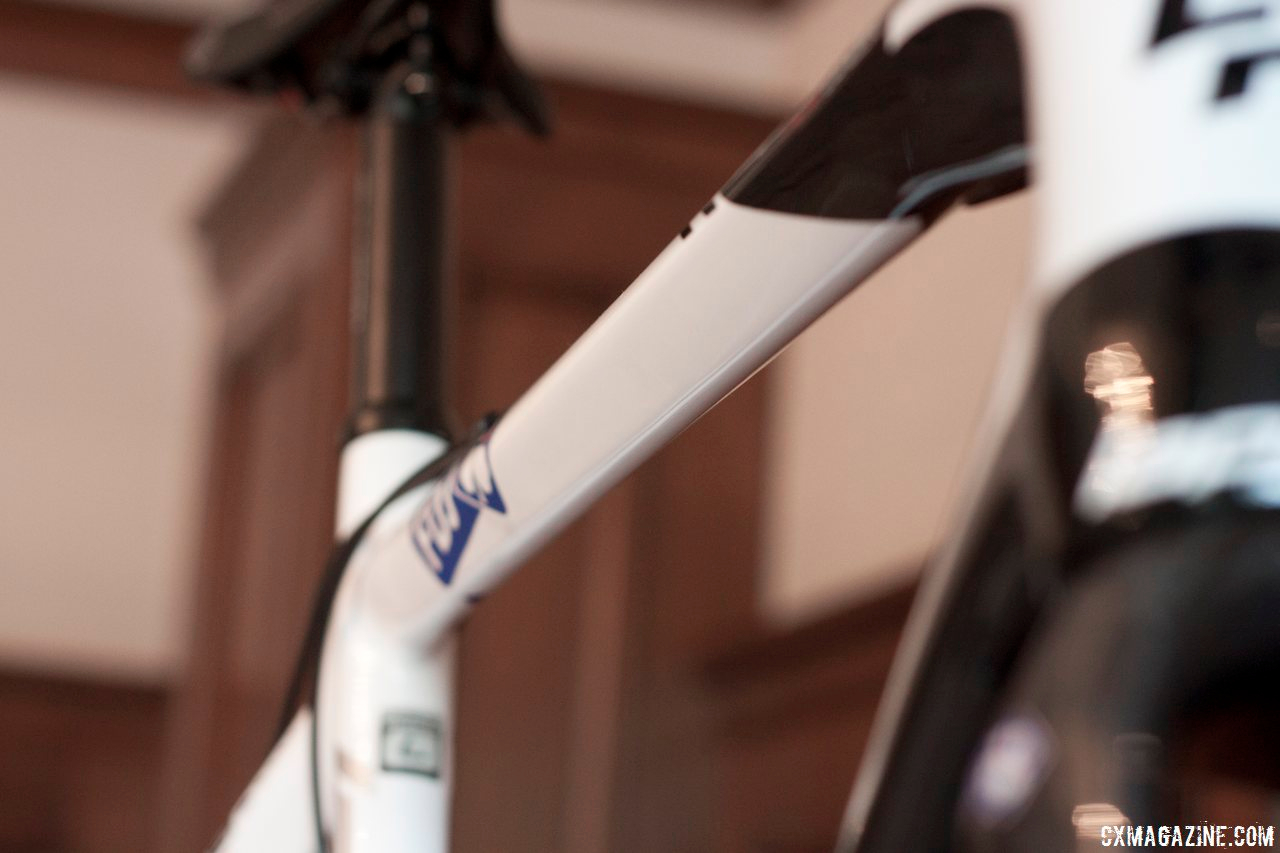 The underside of the top tube is not flattened.   LaPierre Cross Carbon. © Cyclocross Magazine