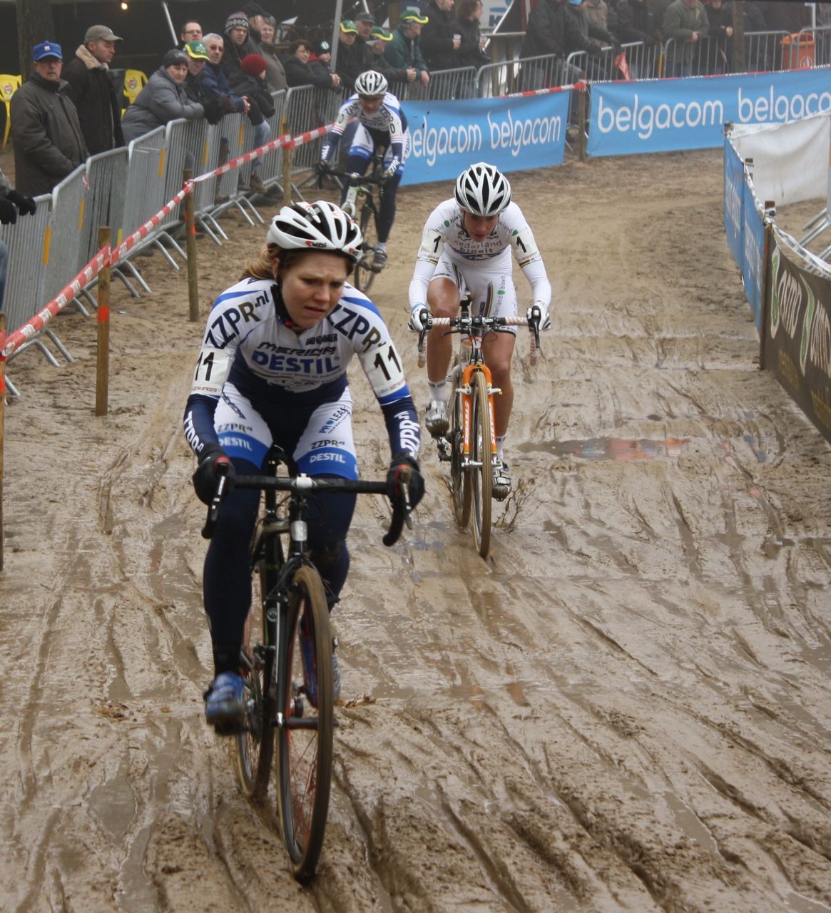 Sanne van Paassen leads Vos in the sand ? Dan Seaton