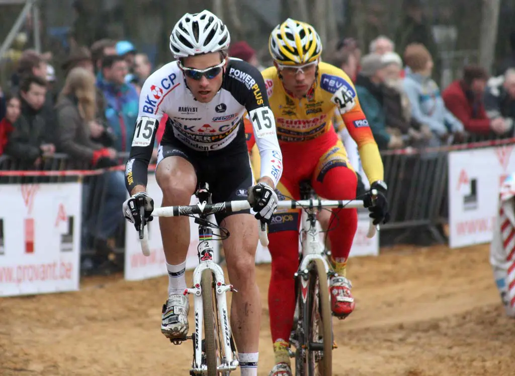 Niels Albert eventually joined Sven Vanthourenhout in pursuit ? Bart Hazen