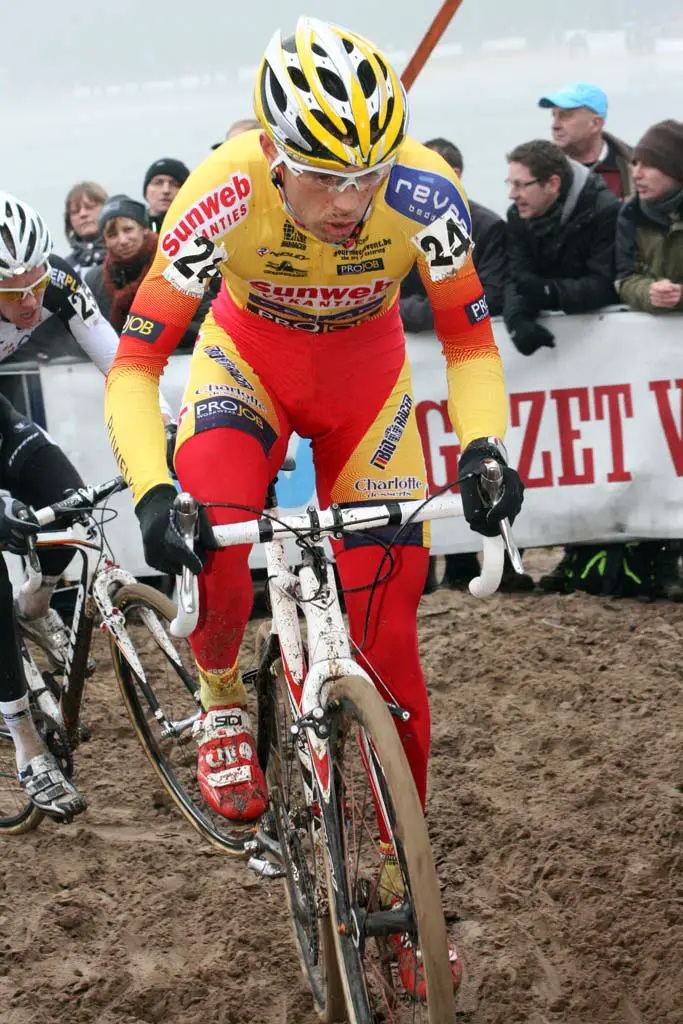 Vantourenhout leads Albert through the sand ? Bart Hazen