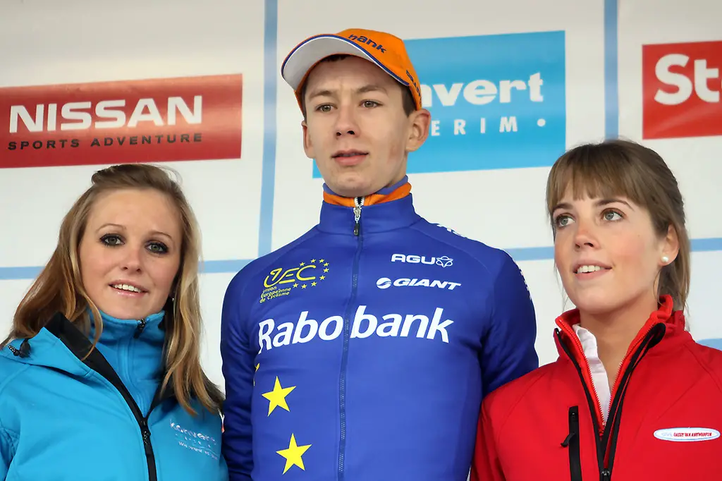 GvA overall leader Lars van der Haar flanked by podium girls Sarah van der Elst (L) and Lien Lauwers (R).