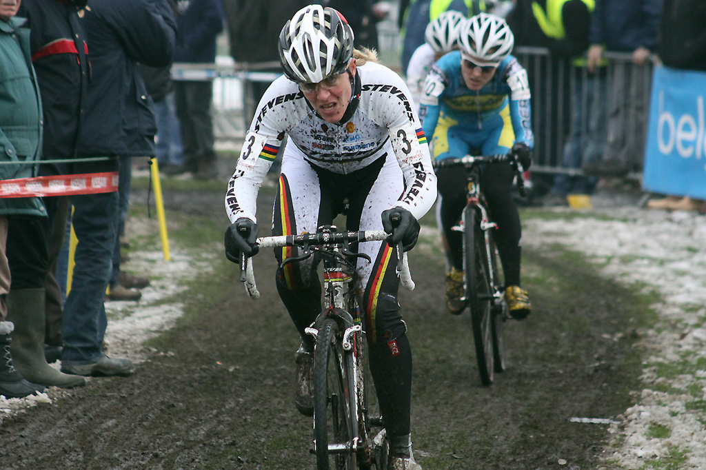 Hanka Kupfernagel doing her best to keep the lead © Bart Hazen