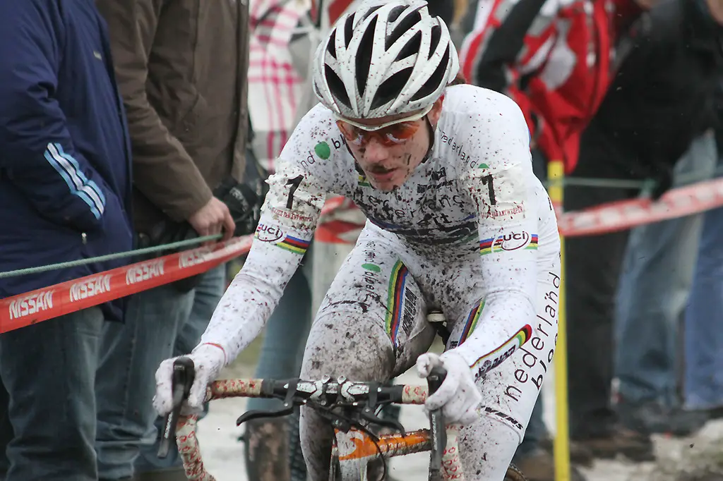 Marianne Vos works her way to the front © Bart Hazen