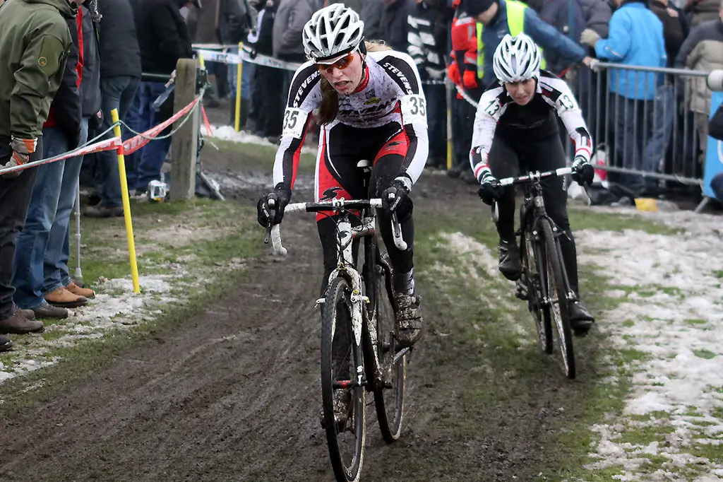 Tessa van Nieuwpoort leads Arenda Grimberg © Bart Hazen  